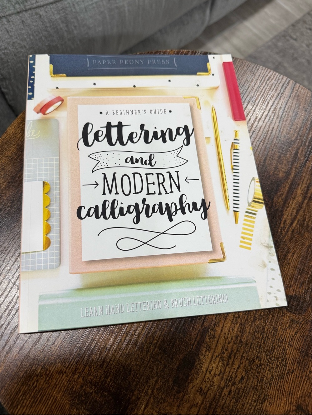 Lettering & Modern Calligraphy Beginner's Guide. Learn hand and brush lettering